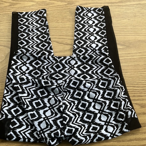 Onzie Black and White Geometric Patterned Mesh Side Crop Leggings - Picture 8 of 8